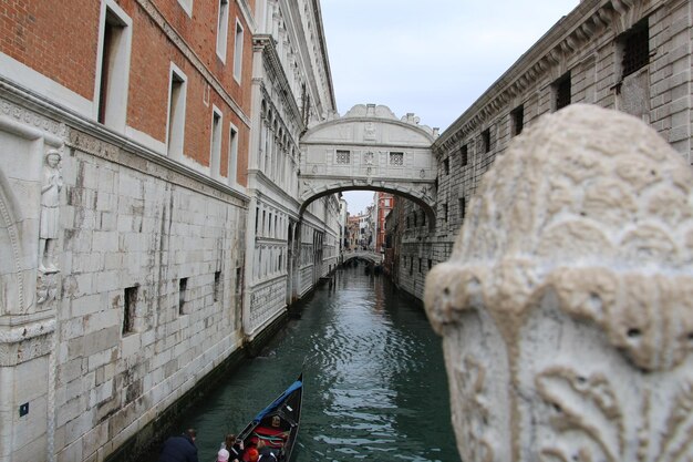 Vista del canale tra gli edifici