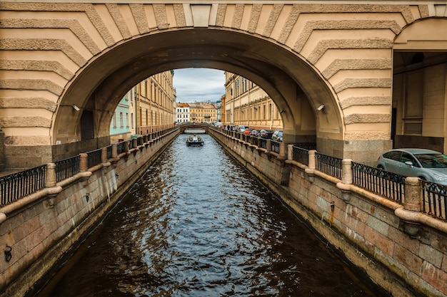 Vista del canale Zimnyaya Kanavka che collega i fiumi Moika e Neva