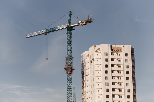 Vista del cantiere con gru e grattacieli residenziali.