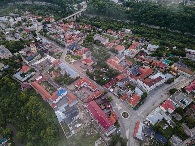 Vista del castello di Kamianets Podilskyi e del ponte per il centro storico