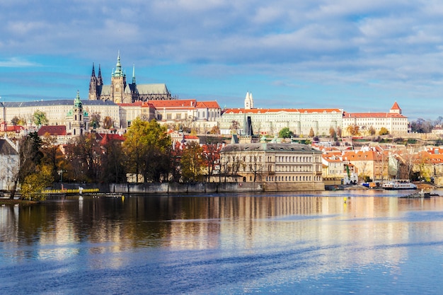 Vista del castello di Praga in estate