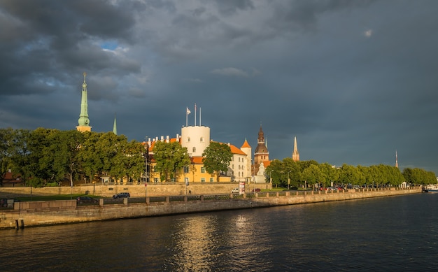 vista del Castello di Riga dalla riva del fiume