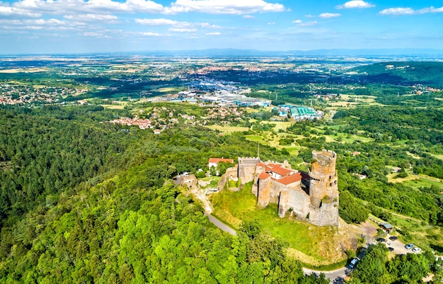 Vista del castello di Tournoel, un castello medievale nel dipartimento di Puy-de-Dome in Francia