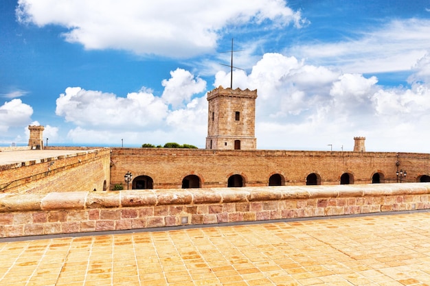 Vista del Castillo de Montjuic sulla montagna Montjuic a Barcellona Spagna