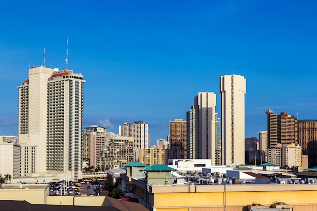 Vista del centro dei tetti e delle costruzioni nella città di Honolulu