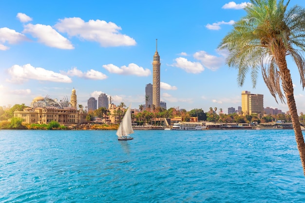 Vista del centro del Cairo sull'isola di Gezira nel Nilo e barca a vela Egitto Africa