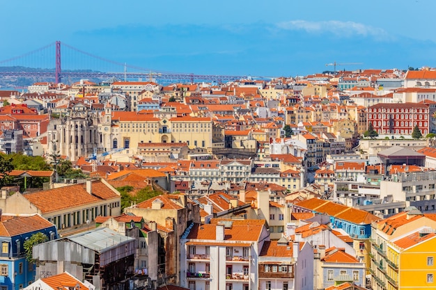 Vista del centro di Lisbona con molte case colorate e il ponte del 25 aprile sul fiume Tagys Portogallo