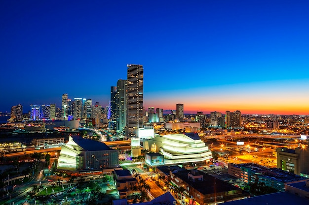 Vista del centro di Miami di notte