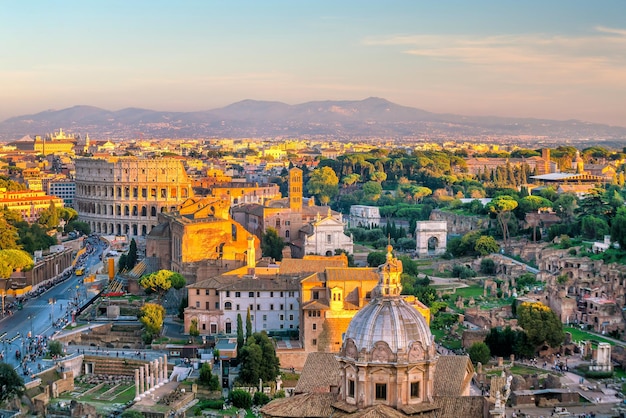 Vista del centro di Roma al tramonto in Italia