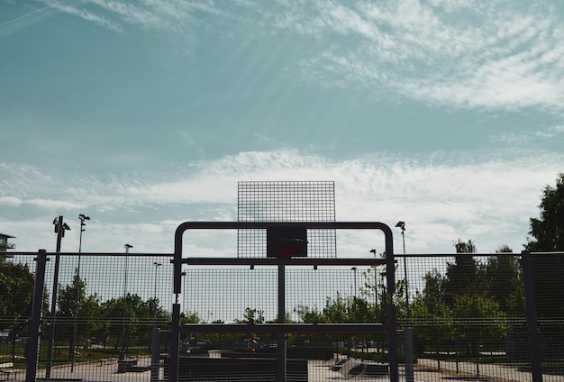 Vista del cerchio di basket contro il cielo