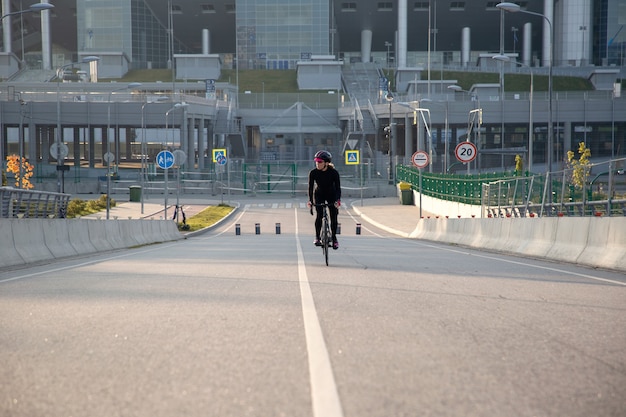 Vista del ciclista che pedala per le strade della città