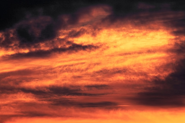 Vista del cielo dell'oro al tramonto