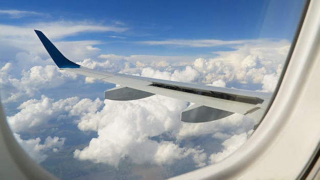 Vista del cielo nuvoloso nell'illuminatore dell'aeroplano