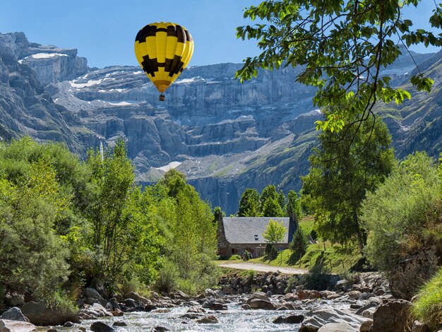 Vista del Cirque de Gavarnie con la mongolfiera gialla, Alti Pirenei, Francia