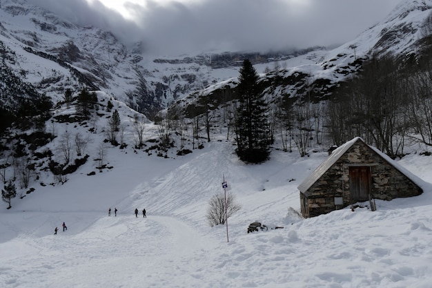 Vista del Cirque de Gavarnie sotto il cielo nuvoloso