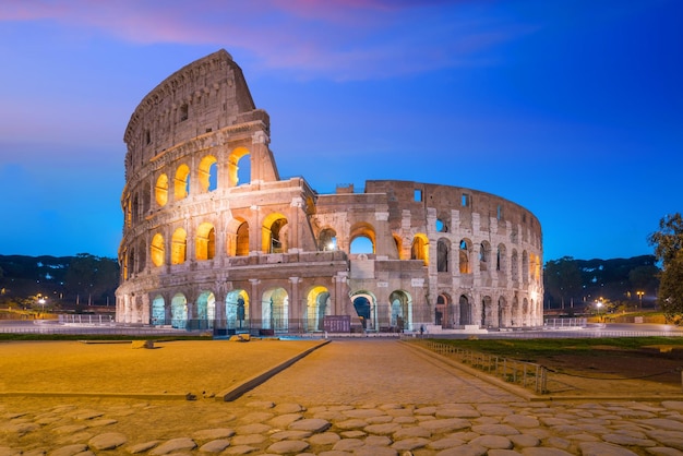 Vista del Colosseo a Roma al crepuscolo Italia Europa