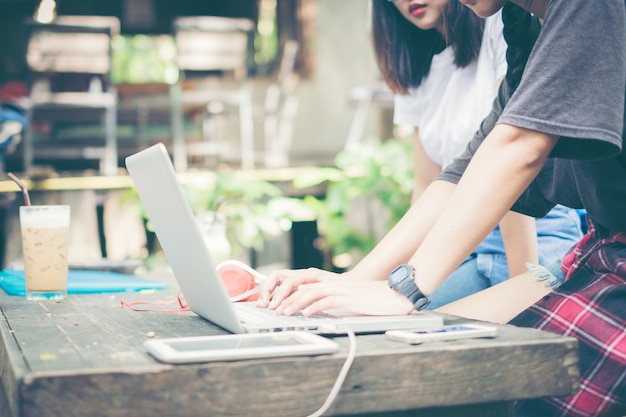 Vista del colpo potata delle mani di una donna che digitano sul computer portatile