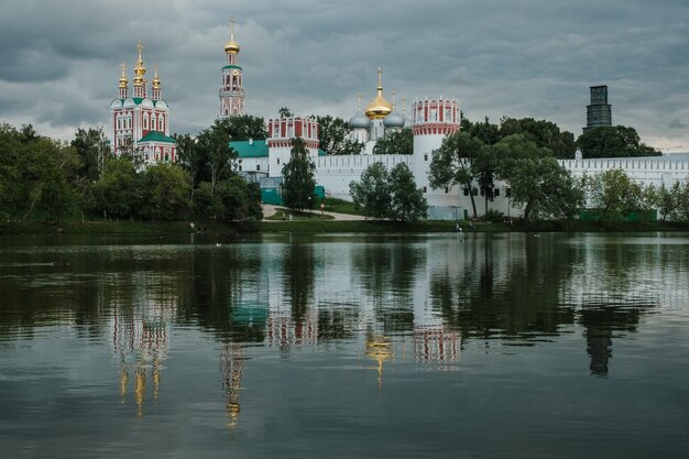 Vista del convento di Novodevichy attraverso lo stagno