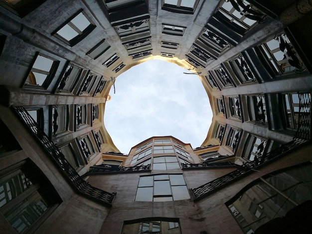 Vista del cortile interno e dell'atrio di Casa Mila. Barcellona, Spagna