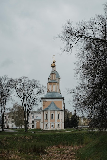 Vista del Cremlino a Uglich in caso di pioggia