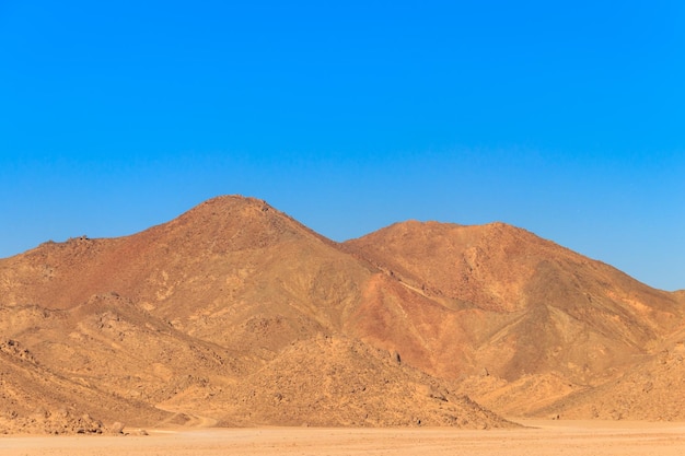 Vista del deserto arabo e della catena montuosa delle colline del Mar Rosso in Egitto