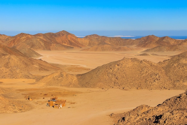 Vista del deserto arabo e della catena montuosa delle colline del Mar Rosso in Egitto