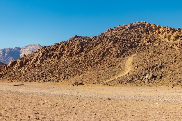Vista del deserto arabo e della catena montuosa delle colline del Mar Rosso in Egitto