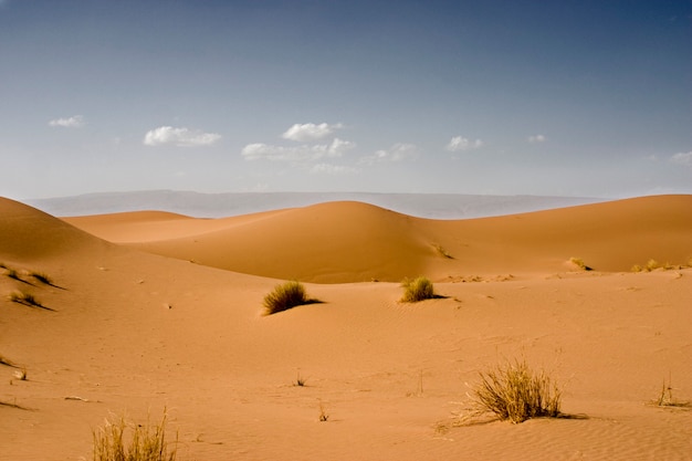 Vista del deserto del Sahara con il cielo con le nuvole