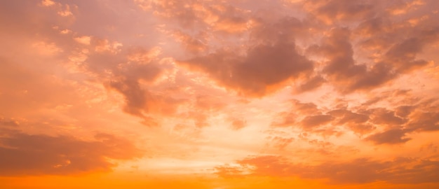 Vista del drammatico cielo al tramonto