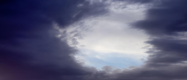 Vista del drammatico cloudscape durante un colorato tramonto o alba