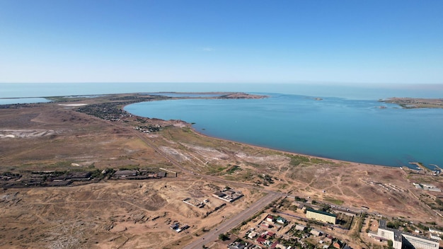 Vista del drone del lago balkhash della baia di bertys