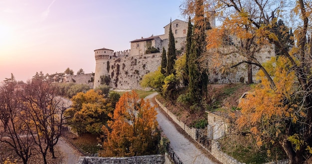 Vista del drone sulla parete orientale del Castello medievale di Brescia e del parco autunnale, Lombardia, Italia settentrionale