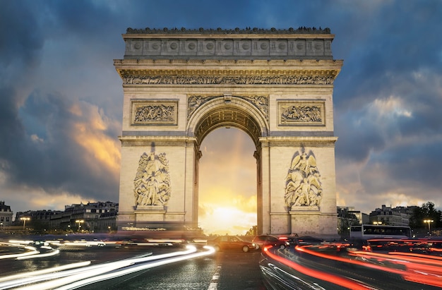 Vista del famoso Arc de Triomphe al tramonto, Parigi