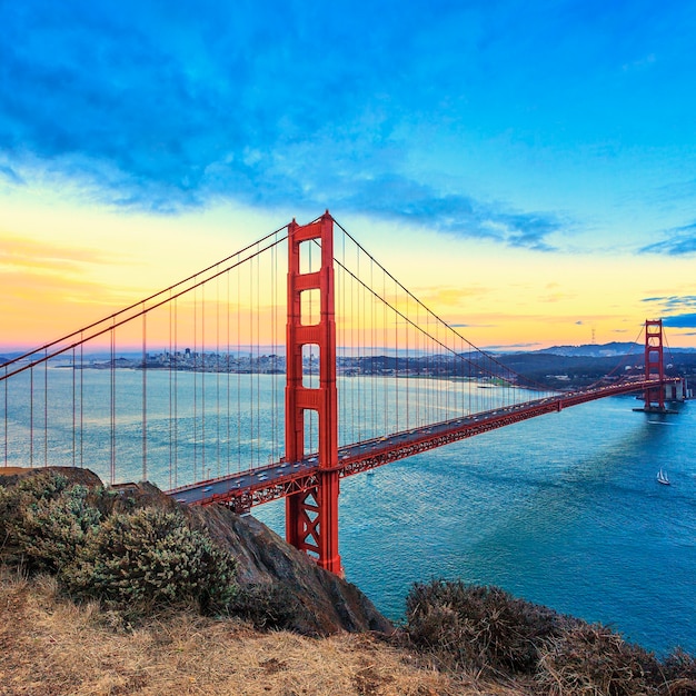 Vista del famoso Golden Gate Bridge al tramonto a San Francisco, California, USA