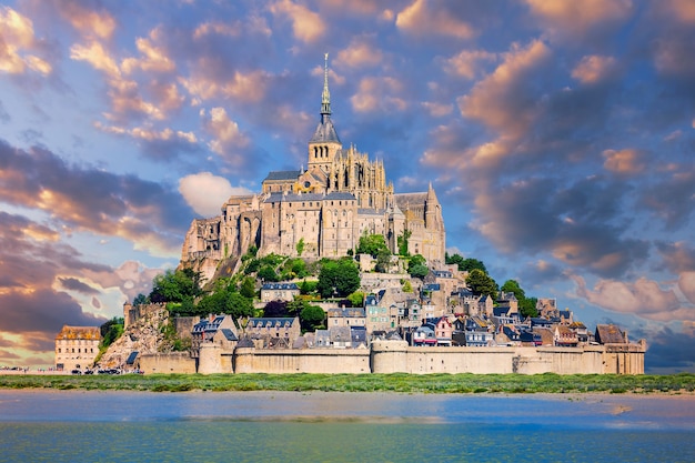 Vista del famoso Mont-Saint-Michel, in Francia, in Europa