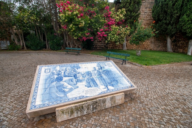 Vista del famoso muro storico del castello sulla città di Faro, Portogallo. Opere d'arte Azulejo raffiguranti famosi momenti storici nella parte anteriore.