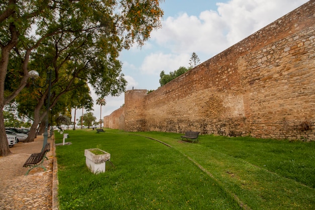 Vista del famoso muro storico del castello sulla città di Faro, Portogallo.