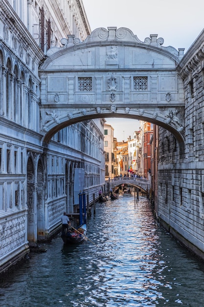 Vista del famoso Ponte dei Sospiri a Venezia Italia Luce del tramonto morbido punto di riferimento urbano artistico