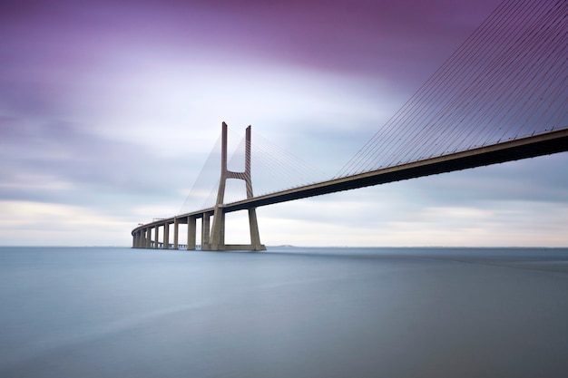 Vista del famoso ponte Vasco da Gama sul fiume Tago a Lisbona, Portogallo. Spazio per il testo.