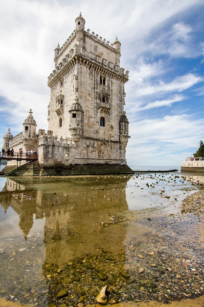 Vista del famoso punto di riferimento, la Torre di Belem, che si trova a Lisbona, in Portogallo.