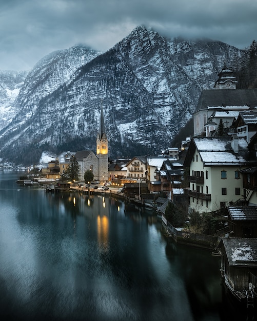 Vista del famoso villaggio di montagna di Hallstatt in Austria