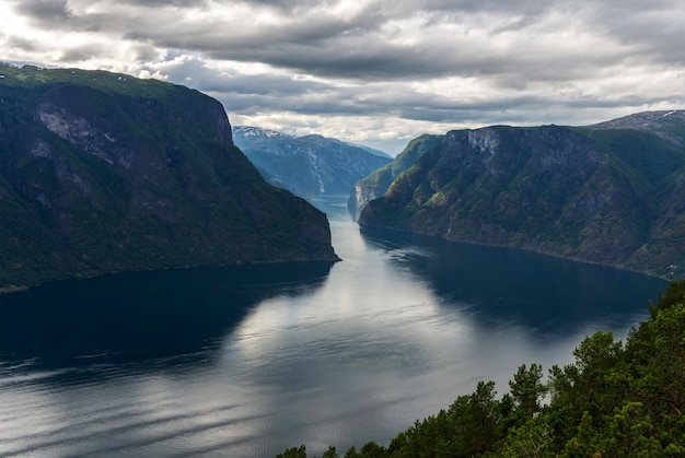 Vista del fiordo Aurlandsfjord con piattaforma panoramica Stegastein. È un fiordo nella contea di Sogn og Fjordane, Norvegia, un ramo del principale Sognefjorden. Lunghezza 29 km