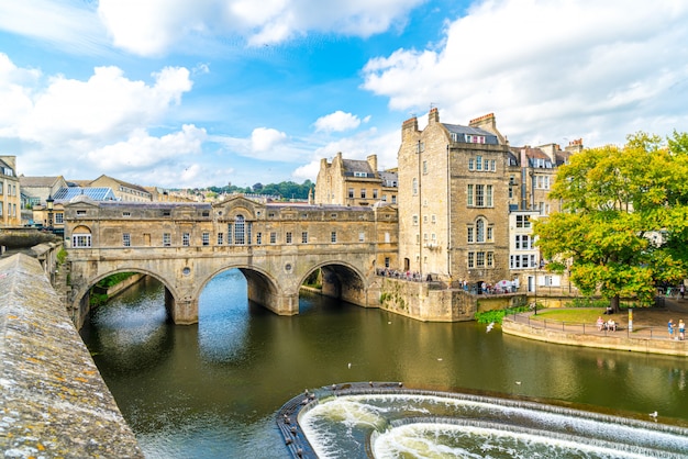 Vista del fiume Avon di Pulteney Bridge nel bagno, Inghilterra