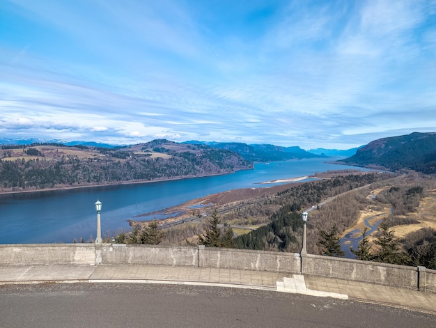 Vista del fiume Columbia dalla strada per le cascate di Multnomah in Oregon, Stati Uniti