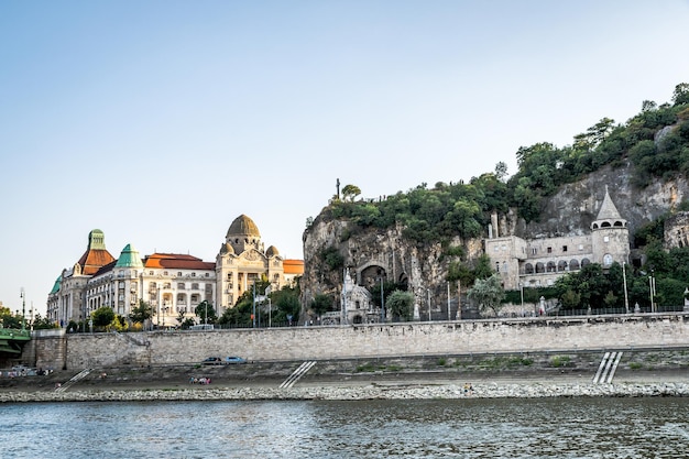 Vista del fiume da edifici contro il cielo