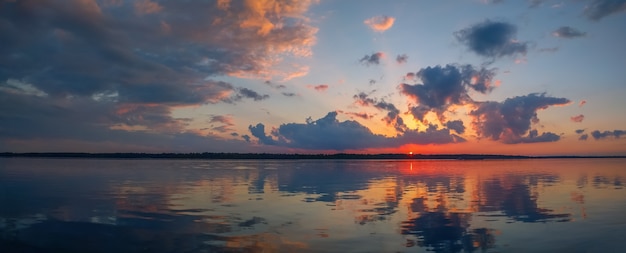 Vista del fiume Dnepr in serata al tramonto sfondo