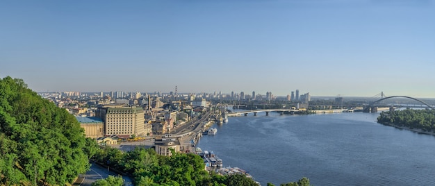 Vista del fiume Dnieper e della città di Kiev, Ucraina, dal ponte pedonale in una soleggiata mattina d'estate