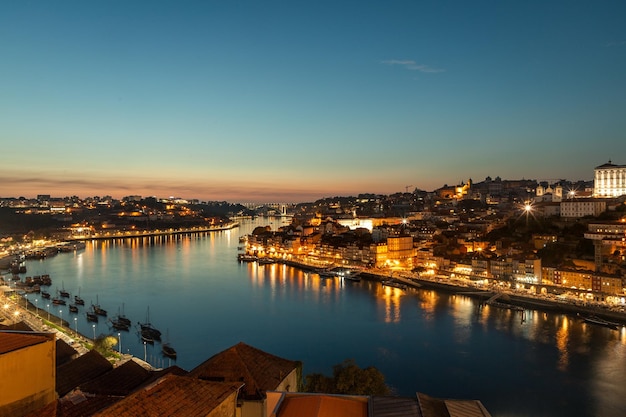 Vista del fiume Douro e della città di Porto al tramonto in autunno in Portogallo