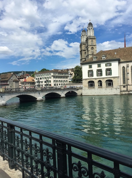 Vista del fiume e della città in un giorno d'estate Zurigo Svizzera