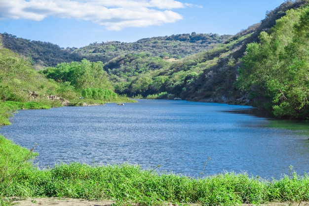 Vista del fiume e della foresta nel canyon di somoto, Nicaragua